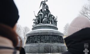 туристы у памятника Тысячелетия России