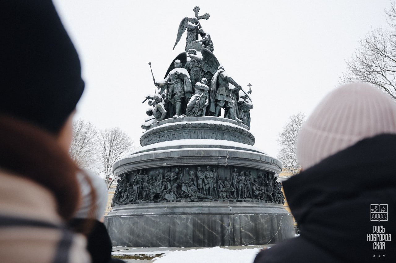 туристы у памятника Тысячелетия России