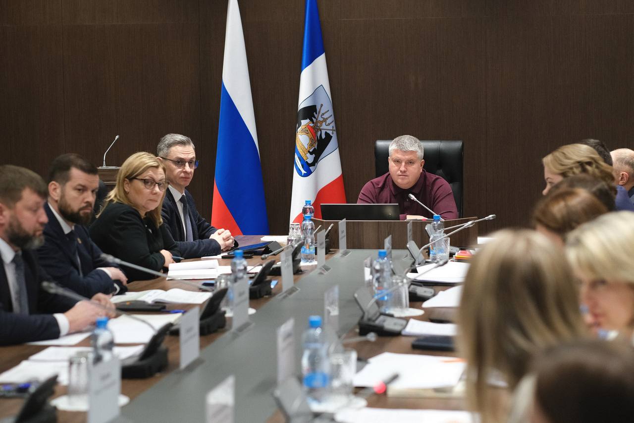 alt губернатор проводит совещание