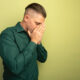 Расстроенный человек на зелёном фоне