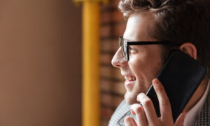 мужчина разговаривает с мошенником