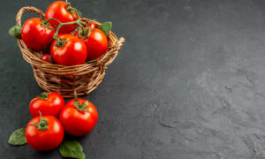 Помидоры в корзинке