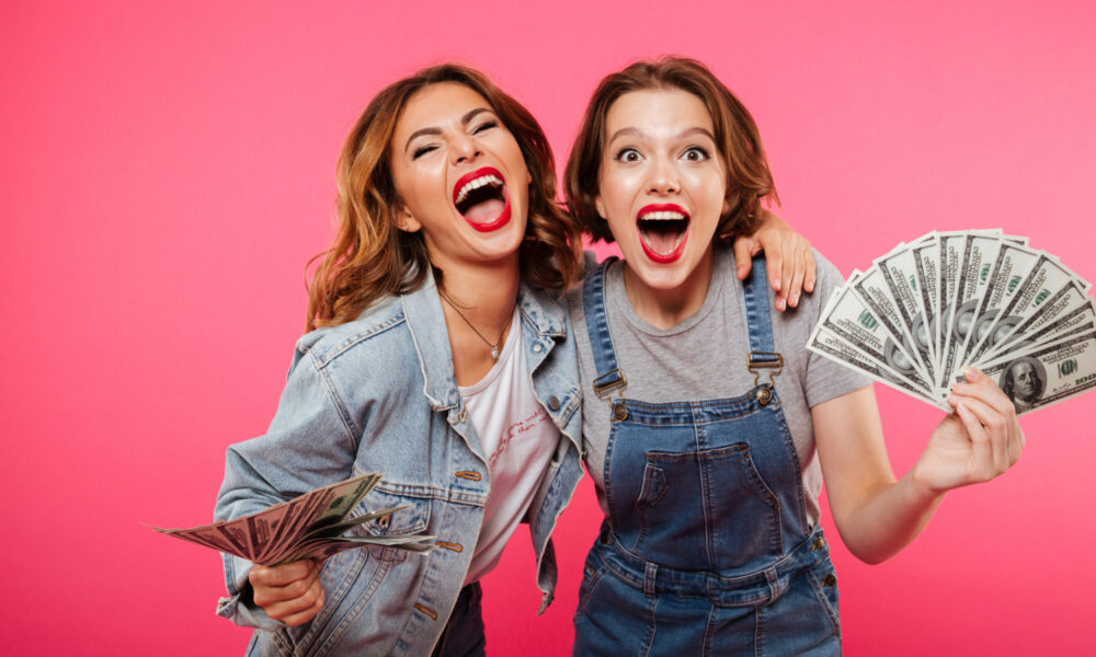 Две девушки с деньгами