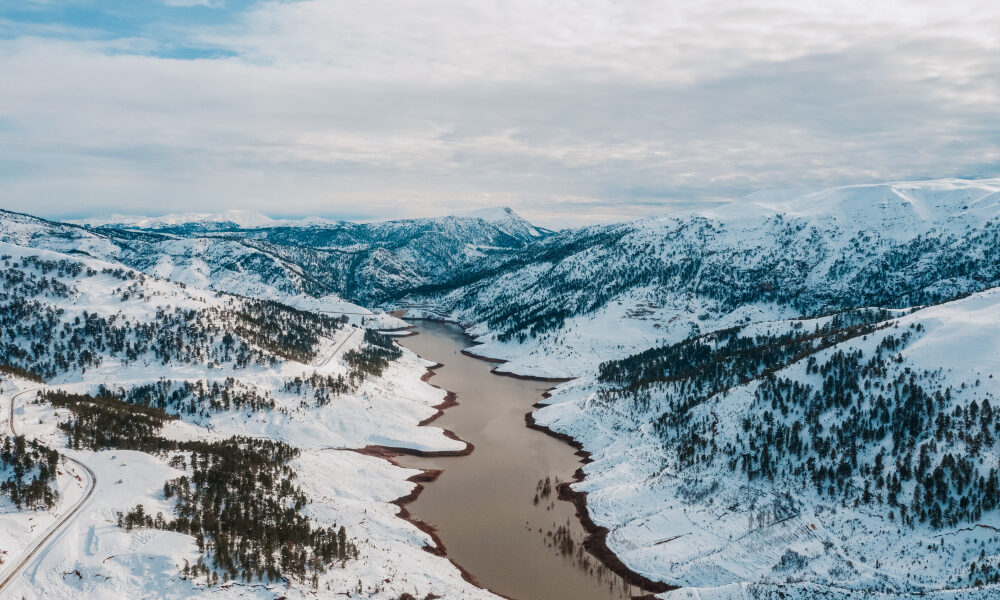 Зимняя река в горах
