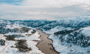 Зимняя река в горах