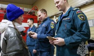 alt дети поздравляют пожарных