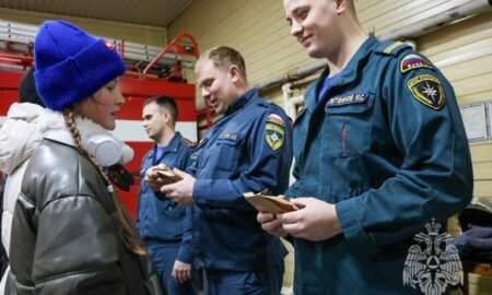 alt дети поздравляют пожарных