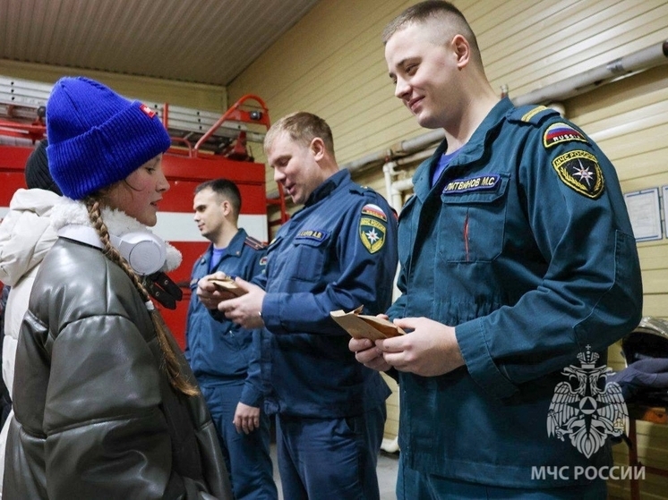 alt дети поздравляют пожарных