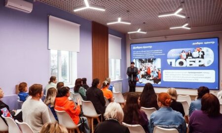 Мужчина читает лекцию