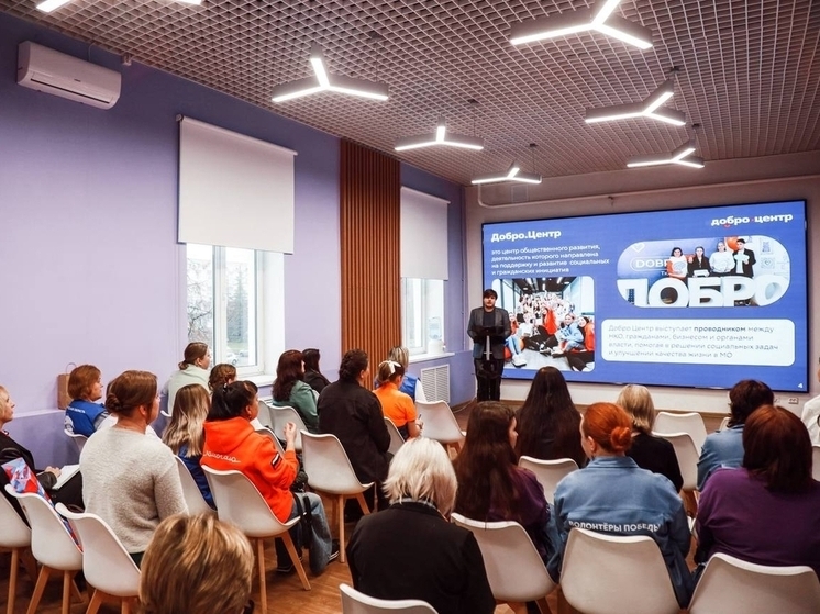 Мужчина читает лекцию