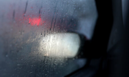 Запотевшее втекло автомобиля