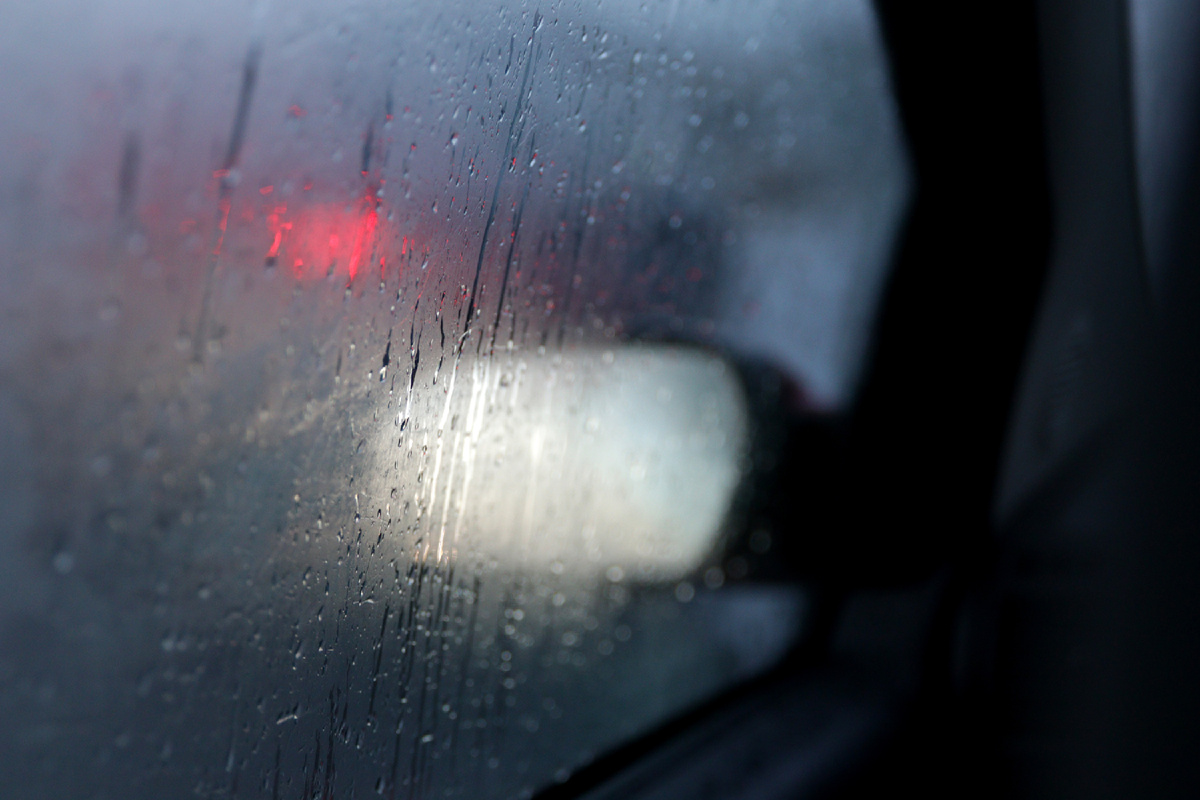 Запотевшее втекло автомобиля