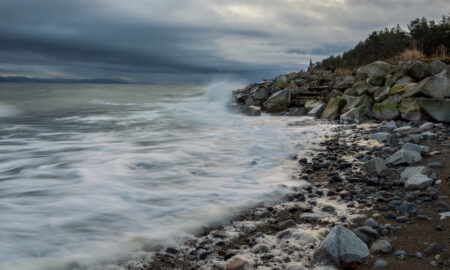 вид на неспокойное бушующее черное море