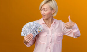 Женщина с деньгами
