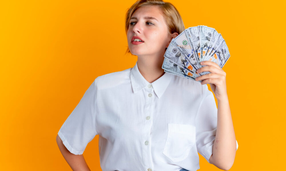 Женщина с деньгами