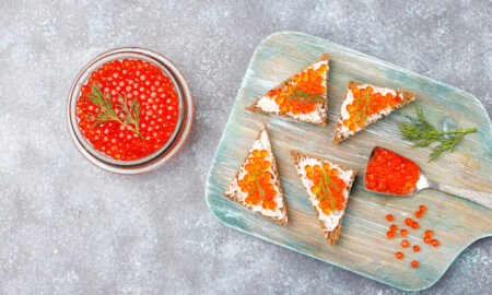 Баночка икры и икорные бутердроды с маслом