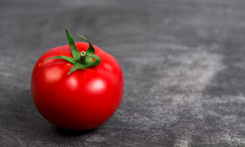 Помидор на столе