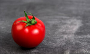 Помидор на столе