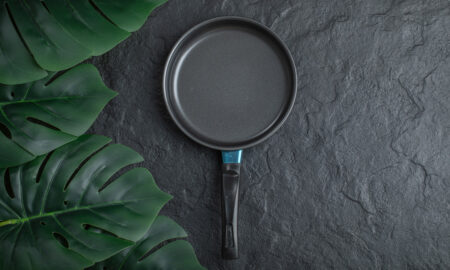 Сковорода на столе