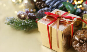 Новогодний подарок в окружении ёлки