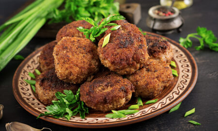 Сочные котлеты на блюде