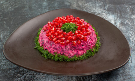 селедк под шубой с гранатом на тарелке