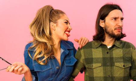 Девушка смеётся над парнем