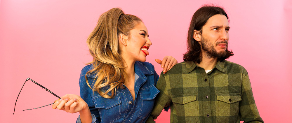 Девушка смеётся над парнем