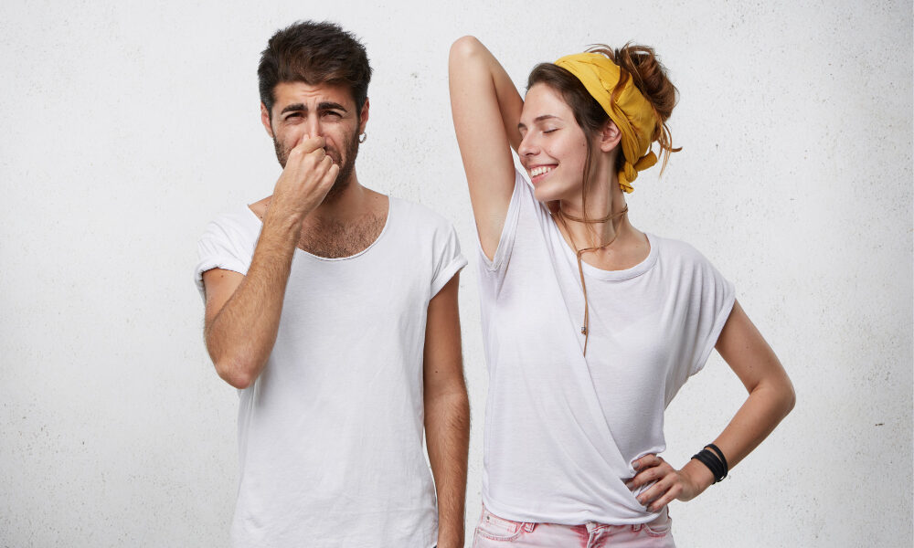 У девушки проблемы с запахом тела