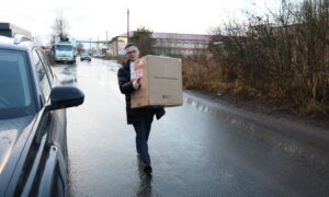 alt человек с принтером в руках