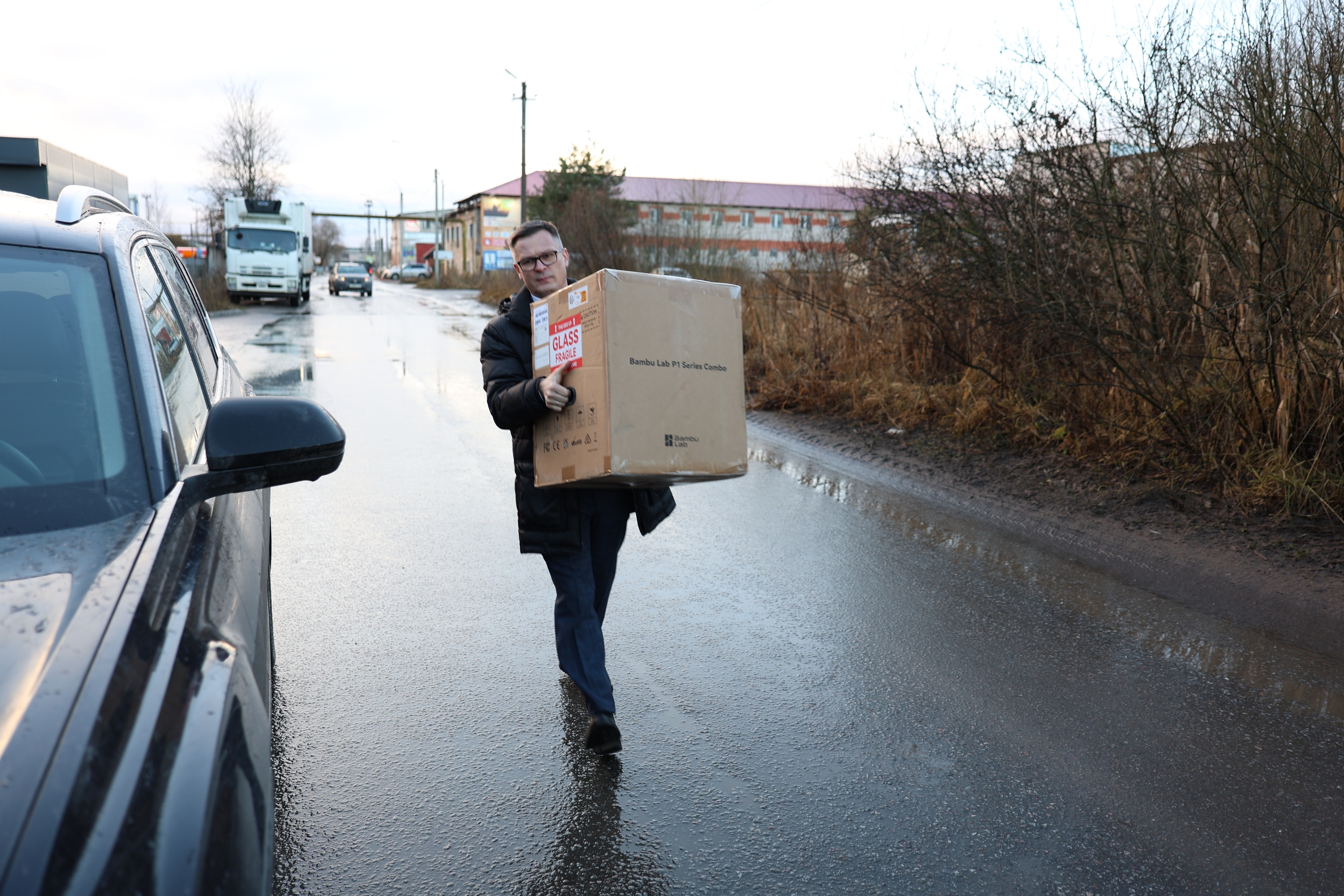 alt человек с принтером в руках