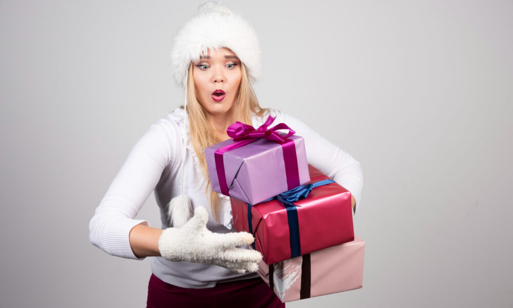 Девушка с подарком