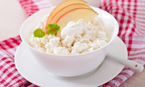 Творог с яблоком