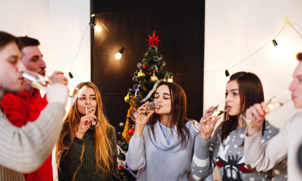 компания друзей празднует новый год