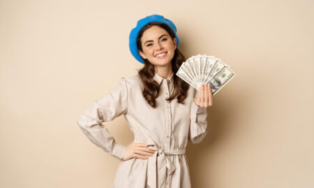 девушка в синем берете с деньгами