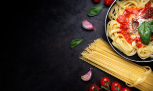 Макароны с томатным соусом лежат на красивой тарелке