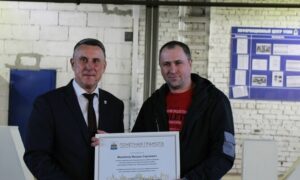 alt мэр вручает грамоту