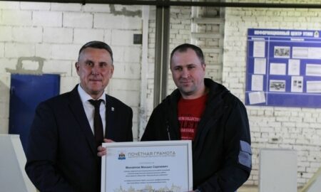 alt мэр вручает грамоту