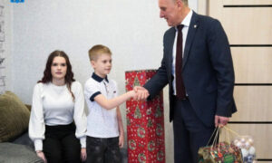 мэр Новгорода вручает подарок