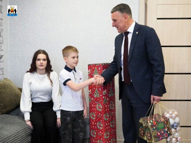 мэр Новгорода вручает подарок