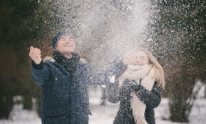 alt люди кидают снег