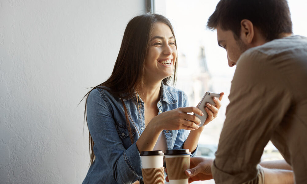 Девушка и парень общаются в кафе