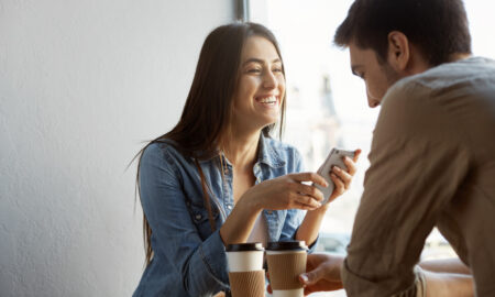 Девушка и парень общаются в кафе