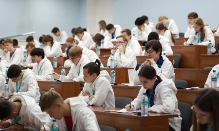 Школьники сдают единый государственный экзамен.