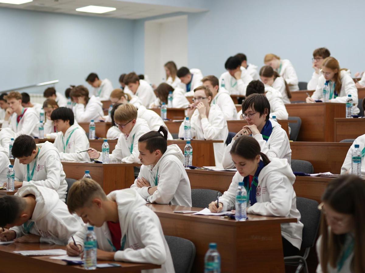 Школьники сдают единый государственный экзамен.