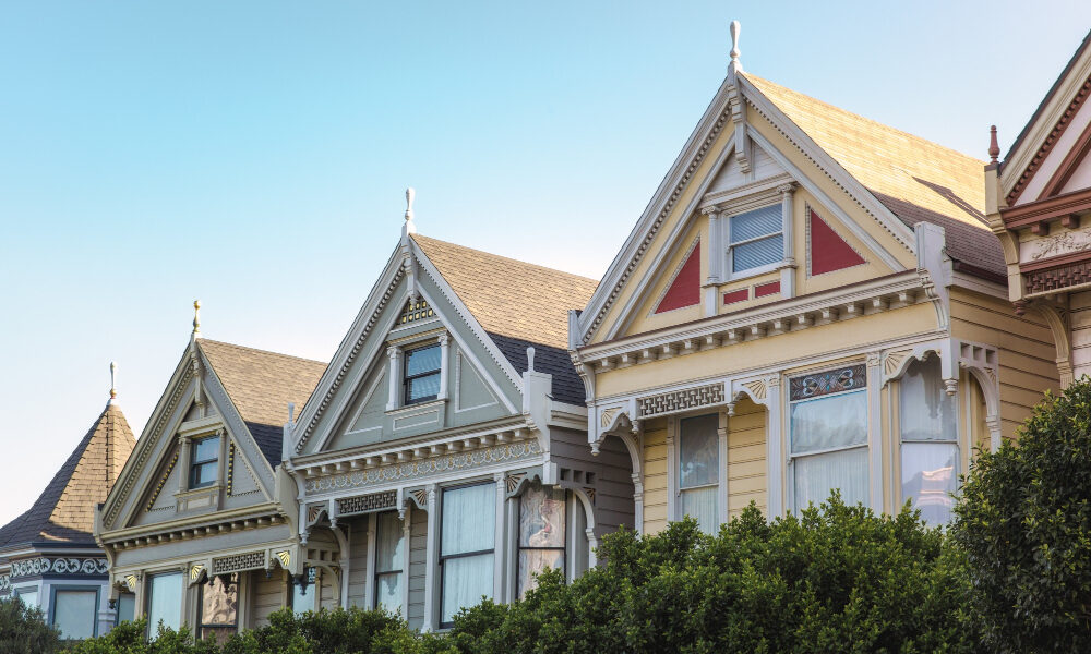 Деревянные дома и зелёная изгородь