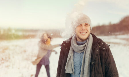 alt человек в шапке улыбается