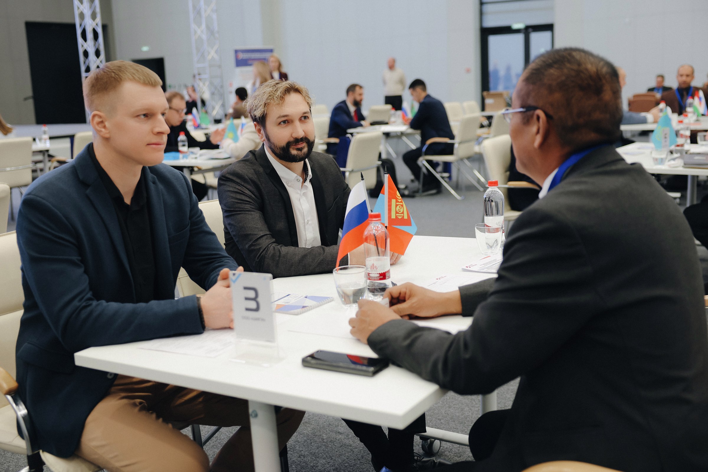 altr предприниматели проводят переговоры