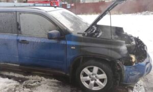 alt потушенный синий автомобиль