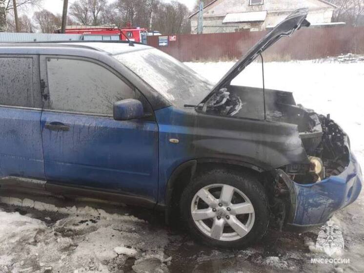 alt потушенный синий автомобиль